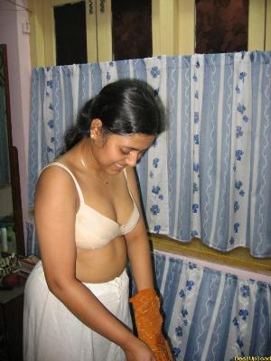 Abitha Aunty_35.jpg Cute Abitha Aunty Saree Candid Panties and Nudes